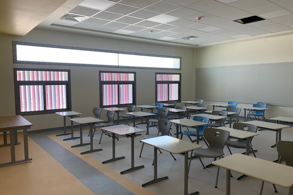 إعادة تصميم أنظمة الإنارة للمجمع&nbsp;التعليمي